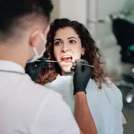 De ce implanturile dentare sunt cea mai bună alegere pentru înlocuirea dinților lipsă