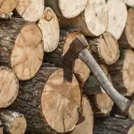 Cum să alegi și să depozitezi lemnele pentru o ardere perfectă