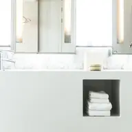 Materiale rezistente la umiditate pentru mobilierul de baie