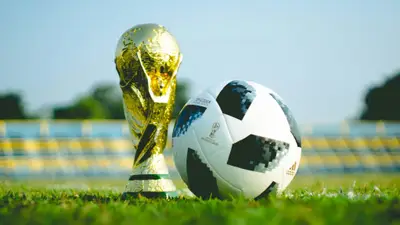Cupa Mondială 2026 se vede noaptea în România, iar pizza a devenit al 12-lea jucător al serilor de fotbal