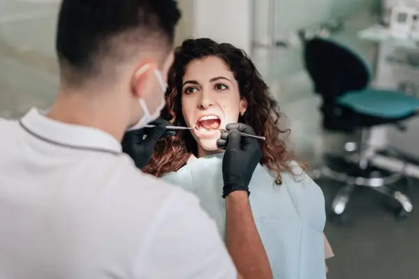 De ce implanturile dentare sunt cea mai bună alegere pentru înlocuirea dinților lipsă