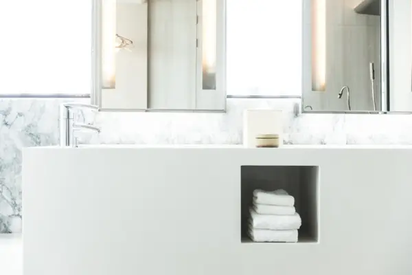 Materiale rezistente la umiditate pentru mobilierul de baie